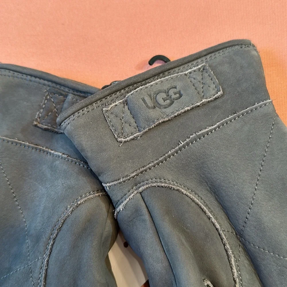 New UGG Leather/Faux Fur Lining Gloves. Gray. Size L.